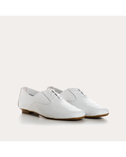 Derbies plates en cuir vernis avec lacets ton sur ton