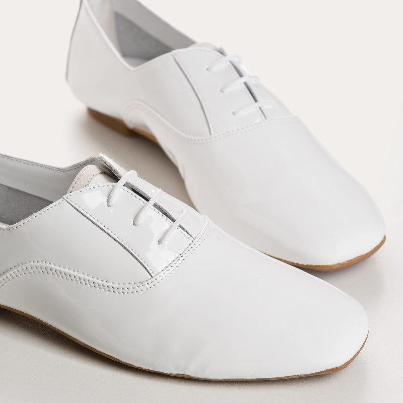 Derbies plates en cuir vernis avec lacets ton sur ton