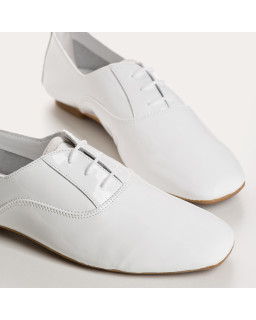 Flat derbies in varnished leather with laces tone on tone