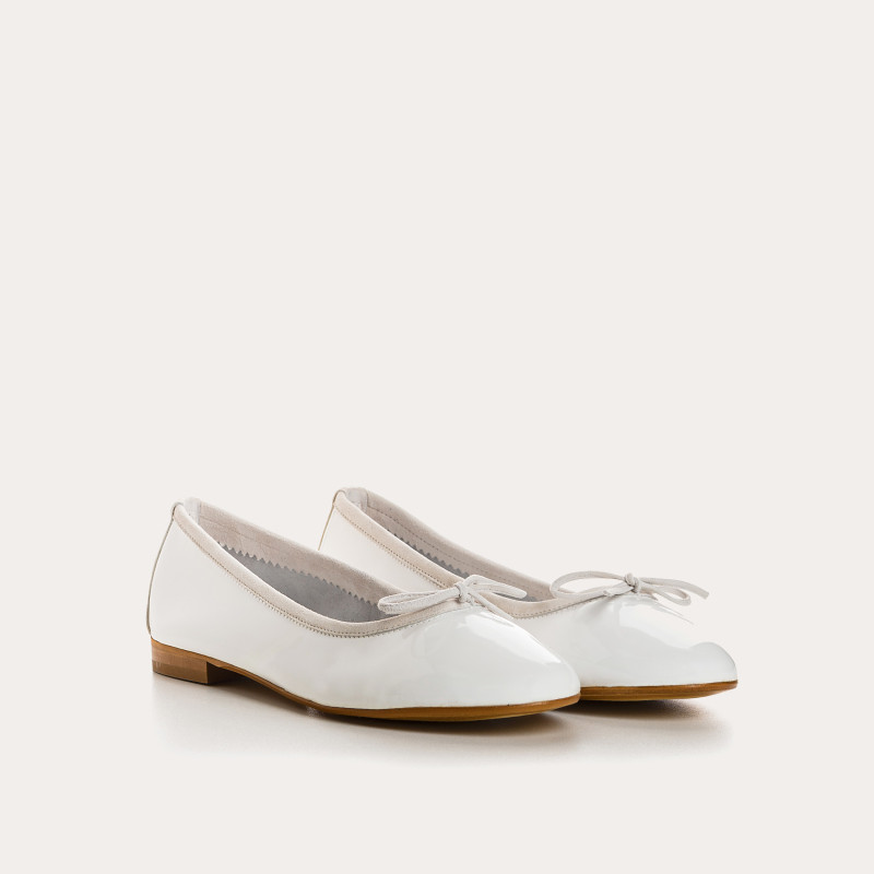 Ballerinas rounded in varnish leather