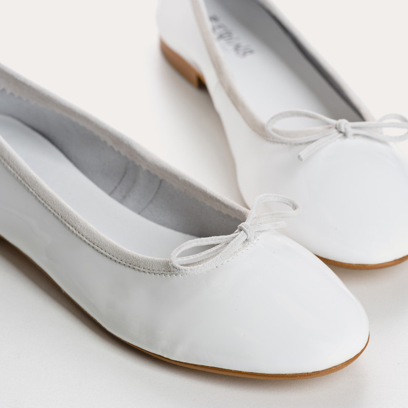 Ballerinas rounded in varnish leather