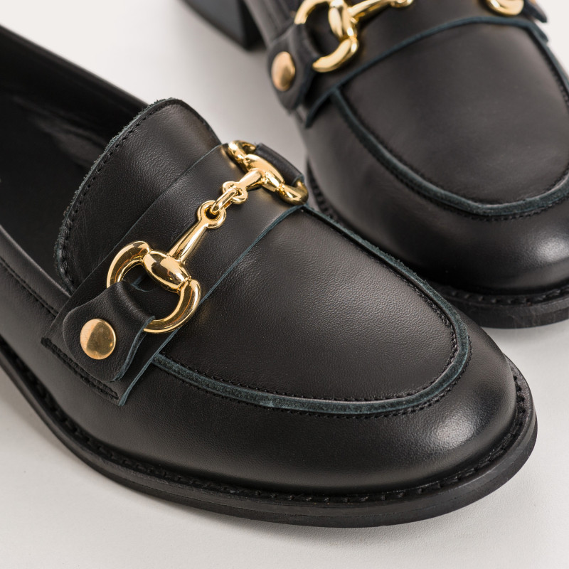 Mocassins noirs en cuir avec accessoires amovibles finition dorée