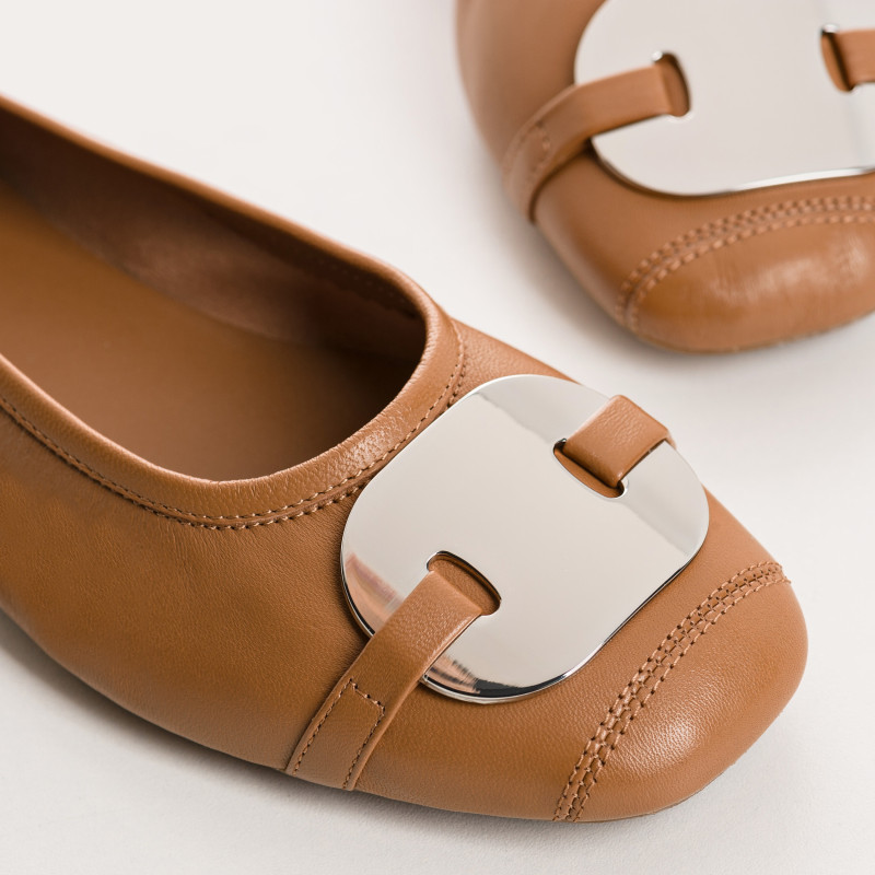 Leather ballerinas with silver metal jewel plate