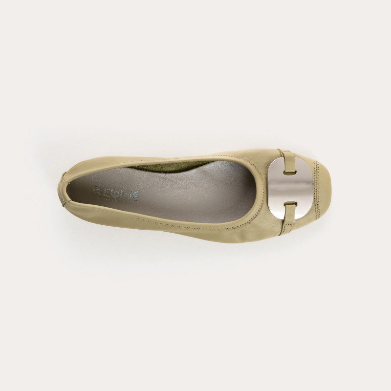 Ballerines en cuir avec plaque bijou en métal argenté