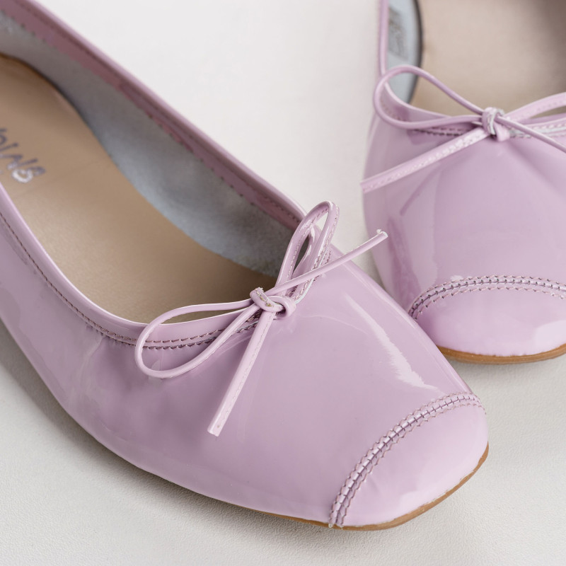 Ballerines en cuir vernis violet à noeud