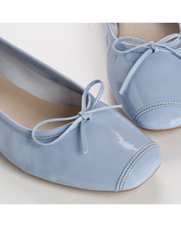 Ballerines en cuir vernis violet à noeud