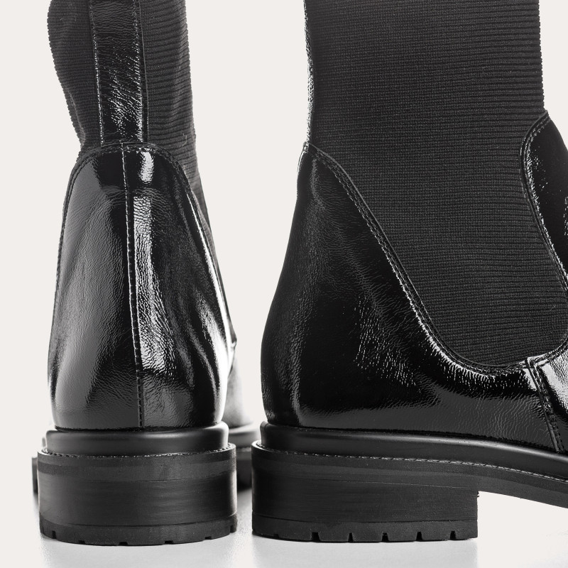 Boots Chelsea plates noires en cuir vernis avec élastiques