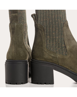 Boots Chelsea with velvet leather heel with elastic