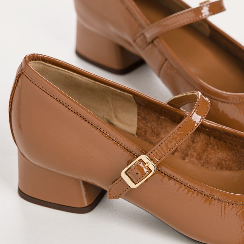 Babies with mid-high heels varnished with golden or silver buckle