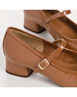 Babies with mid-high heels varnished with golden or silver buckle