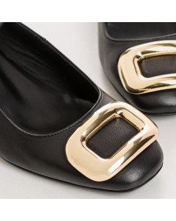 Leather heel ballerinas with golden jewelry
