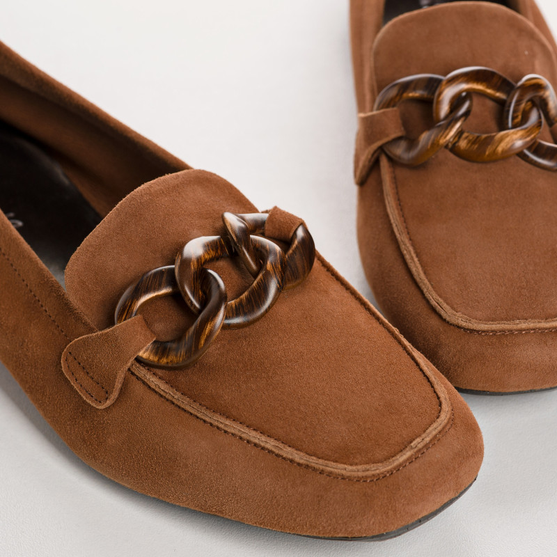 Mocassins bijoux en cuir velours bout carré et chaîne bois brossé