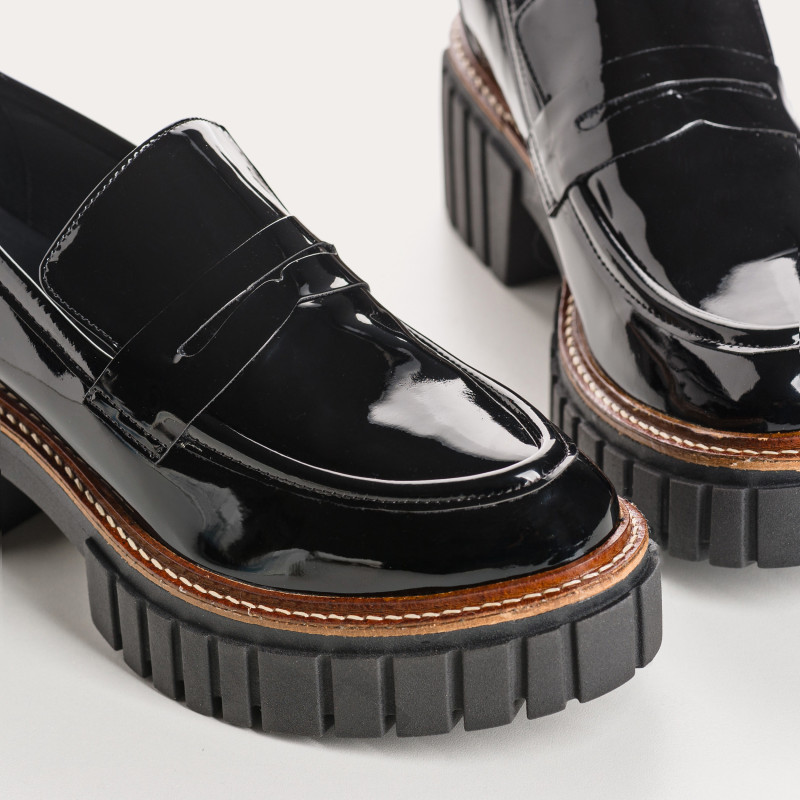 Chunky leather moccasins varnish