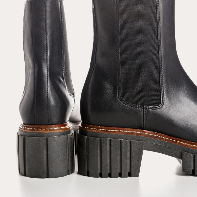 Boots Chelsea en cuir lisse noir avec élastiques
