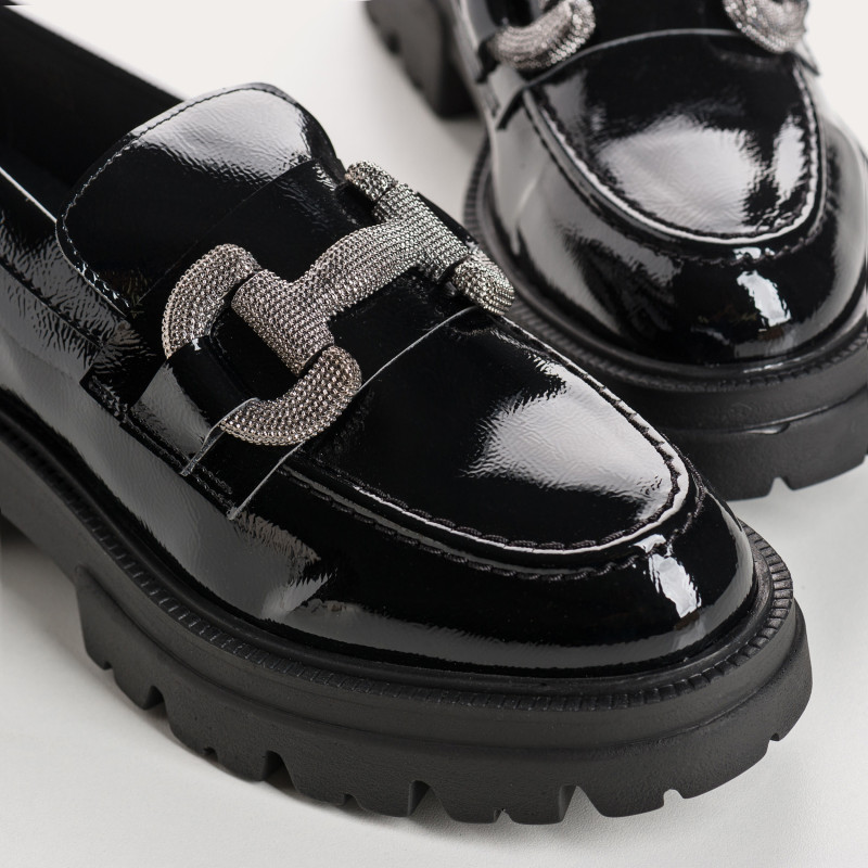 Mocassins chunky en naplak noir avec boucles argentées
