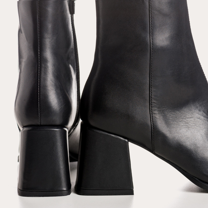 Bottines à talons carrés en cuir noir avec zip intérieur
