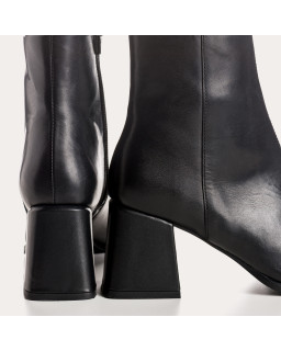 Bottines à talons carrés en cuir noir avec zip intérieur