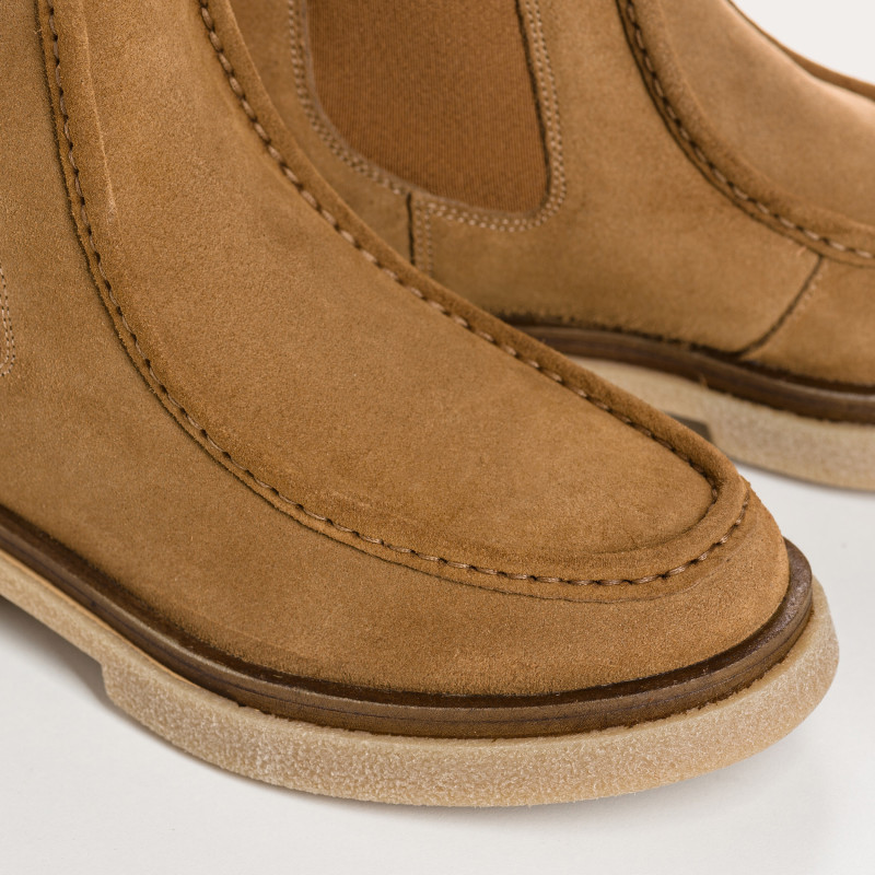 Boots Chelsea en cuir velours couleur havane avec élastiques