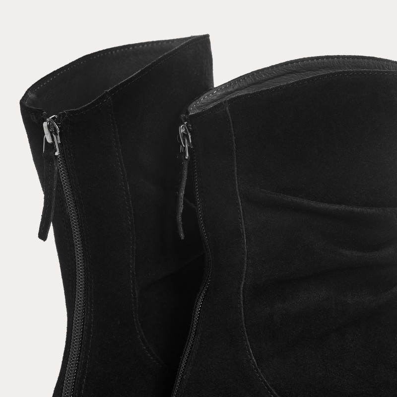 Boots en cuir velours à semelles crantées avec zip arrière