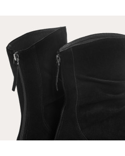 Velvet leather boots with notched soles with rear zip