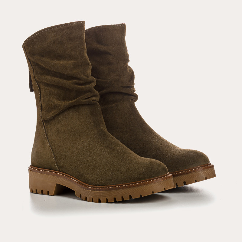 Boots en cuir velours à semelles crantées avec zip arrière