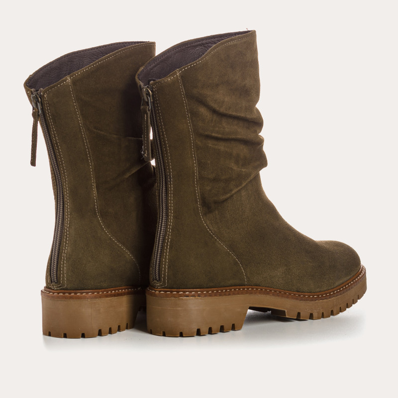 Velvet leather boots with notched soles with rear zip