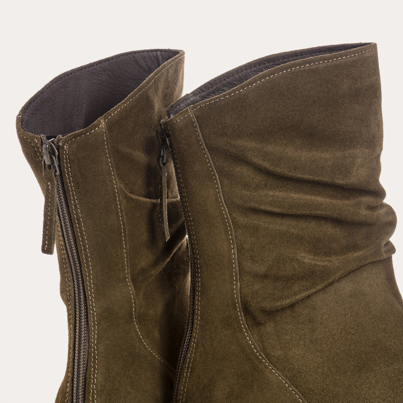 Boots en cuir velours à semelles crantées avec zip arrière