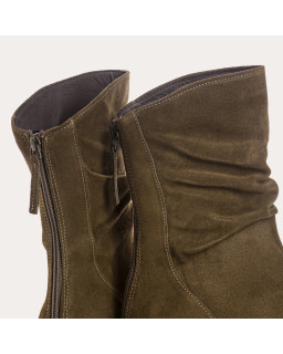 Velvet leather boots with notched soles with rear zip