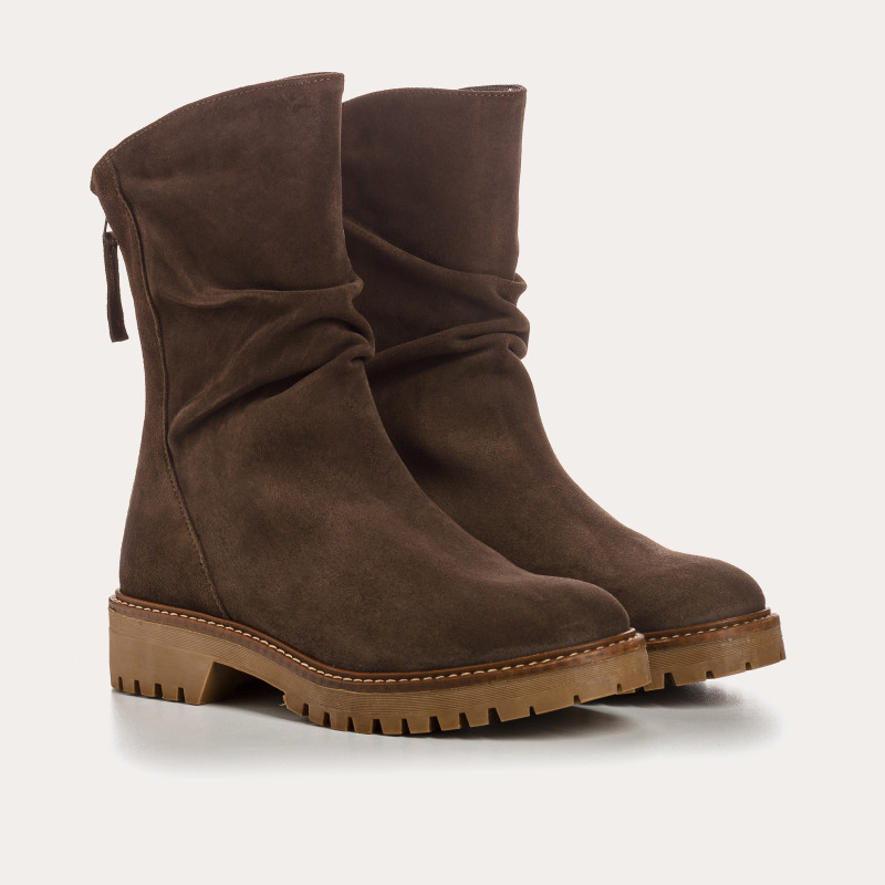 Velvet leather boots with notched soles with rear zip