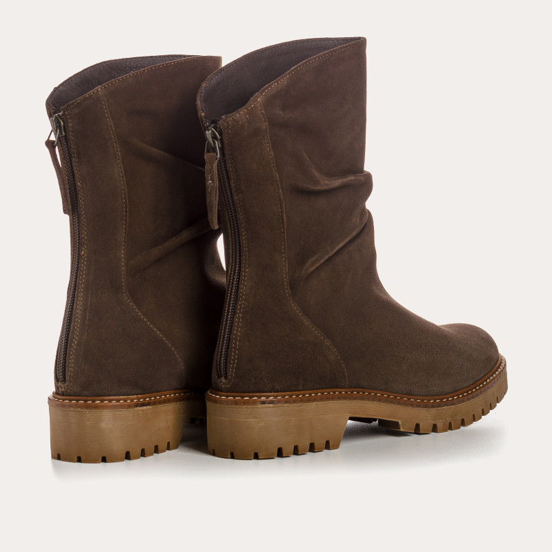 Velvet leather boots with notched soles with rear zip