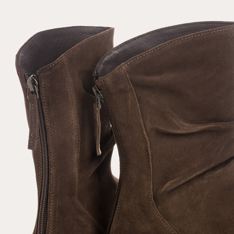 Boots en cuir velours à semelles crantées avec zip arrière