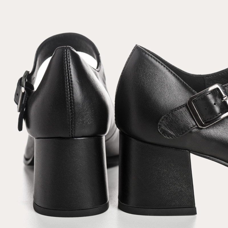 Babies with black heels in smooth leather with silver buckle