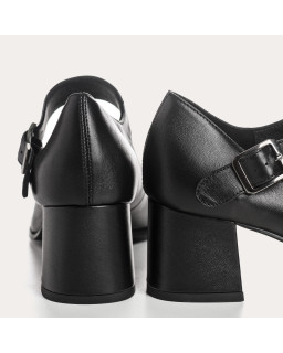 Babies with black heels in smooth leather with silver buckle