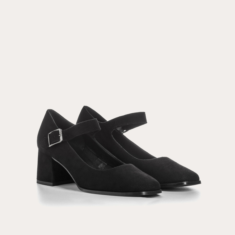 Babies with black heels in velvet leather with golden buckle