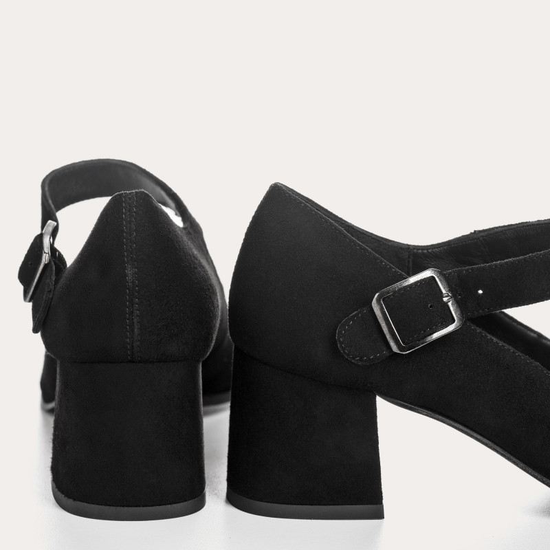 Babies with black heels in velvet leather with golden buckle