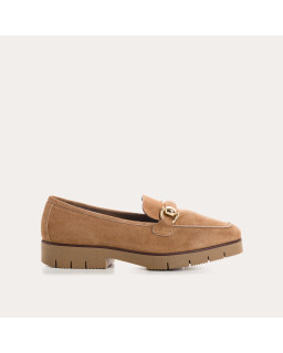 Velvet leather moccasins with notched soles and golden accessories