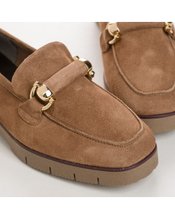 Velvet leather moccasins with notched soles and golden accessories