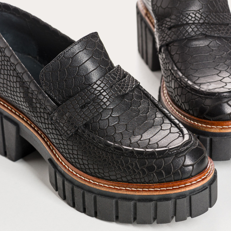 Mocassins chunky noirs en cuir embossé serpent