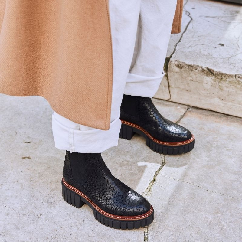 Boots Chelsea noires en cuir embossé python avec élastiques