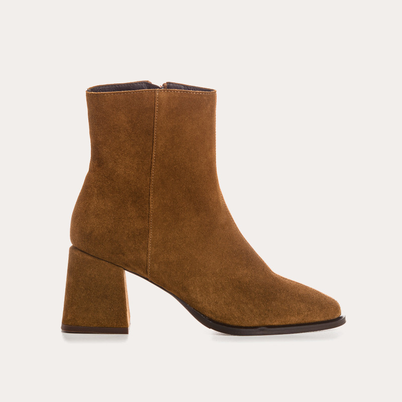 Cognac velvet leather boots with interior zip