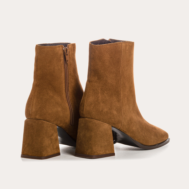 Bottines à talons en cuir velours cognac avec zip intérieur