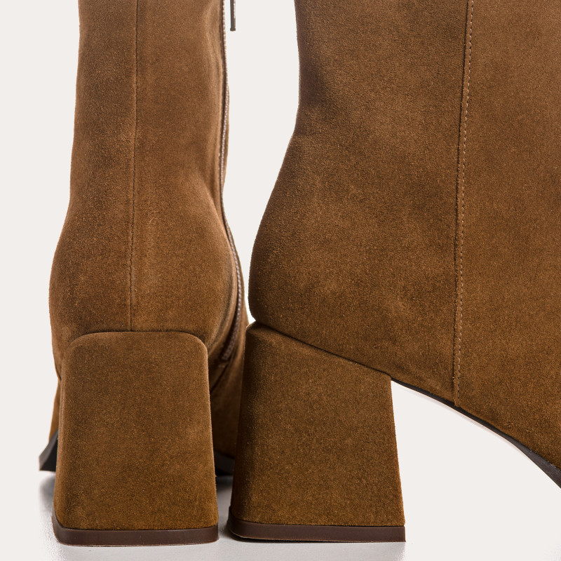 Cognac velvet leather boots with interior zip