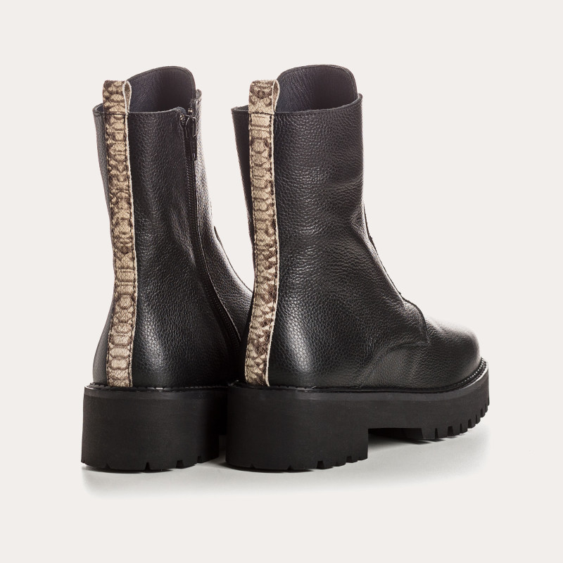 Boots Chelsea plates noires en cuir grainé avec élastiques