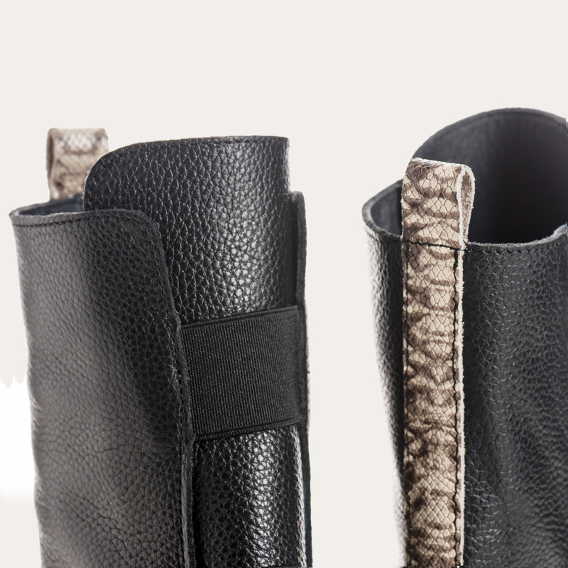 Boots Chelsea plates noires en cuir grainé avec élastiques