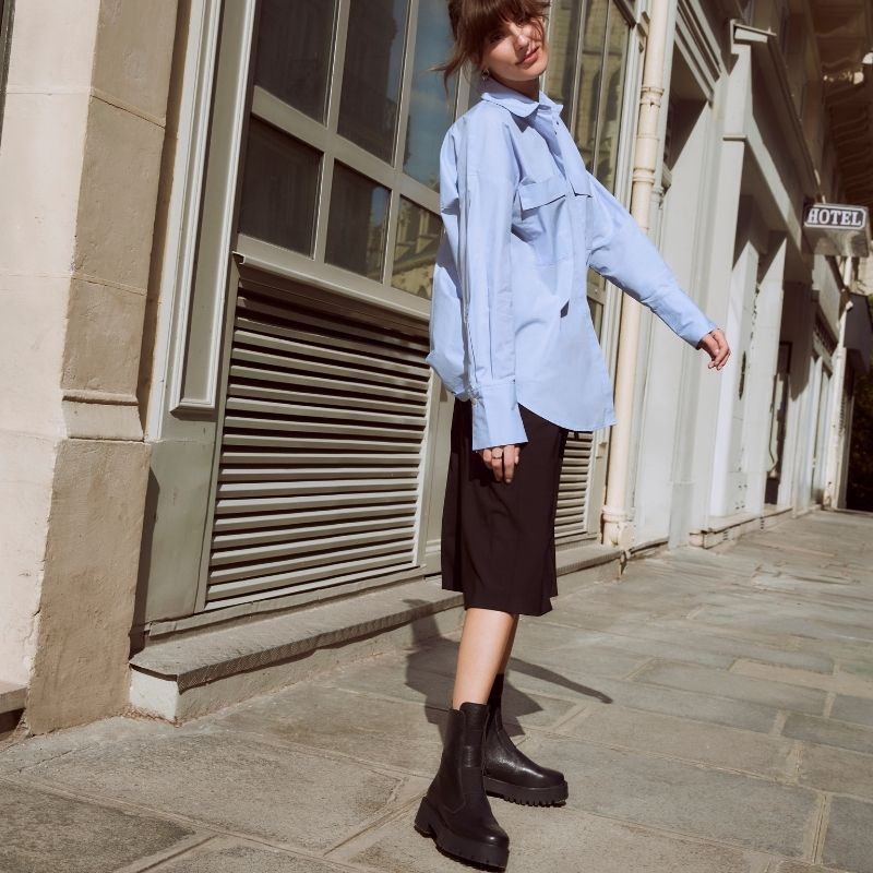 Boots Chelsea plates noires en cuir grainé avec élastiques