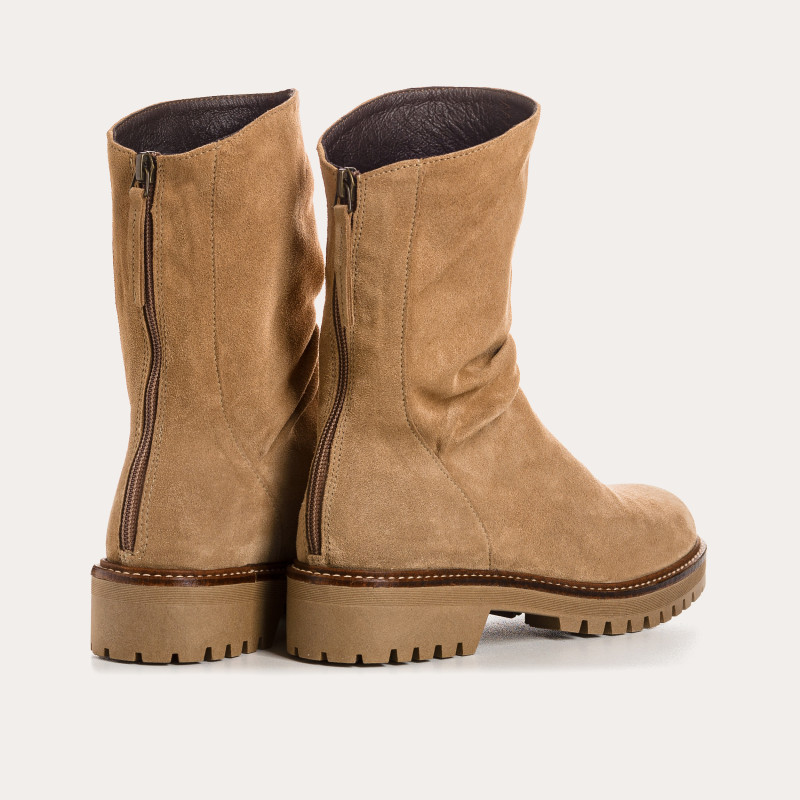 Boots en cuir velours à semelles crantées avec zip arrière