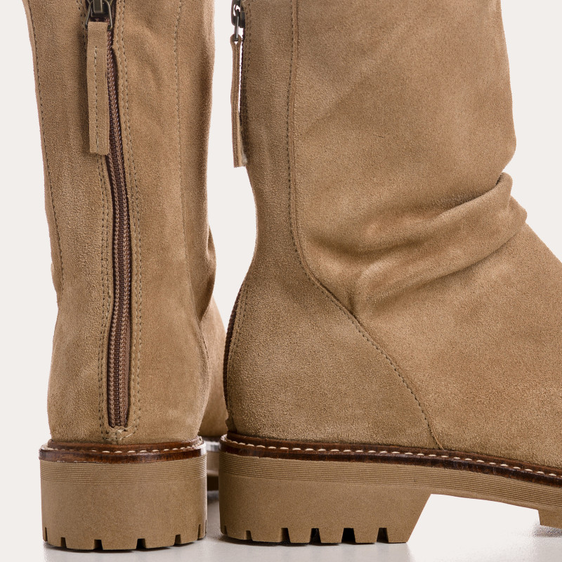 Boots en cuir velours à semelles crantées avec zip arrière