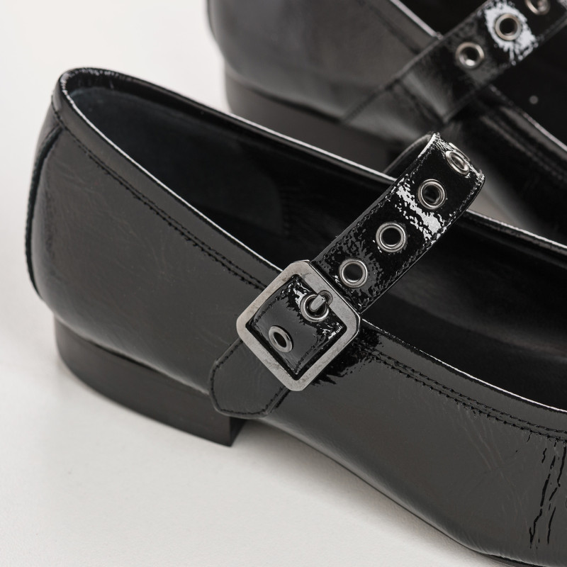 Babies in varnished leather with eyelet flanges and silver buckles