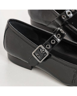 Babies in varnished leather with eyelet flanges and silver buckles