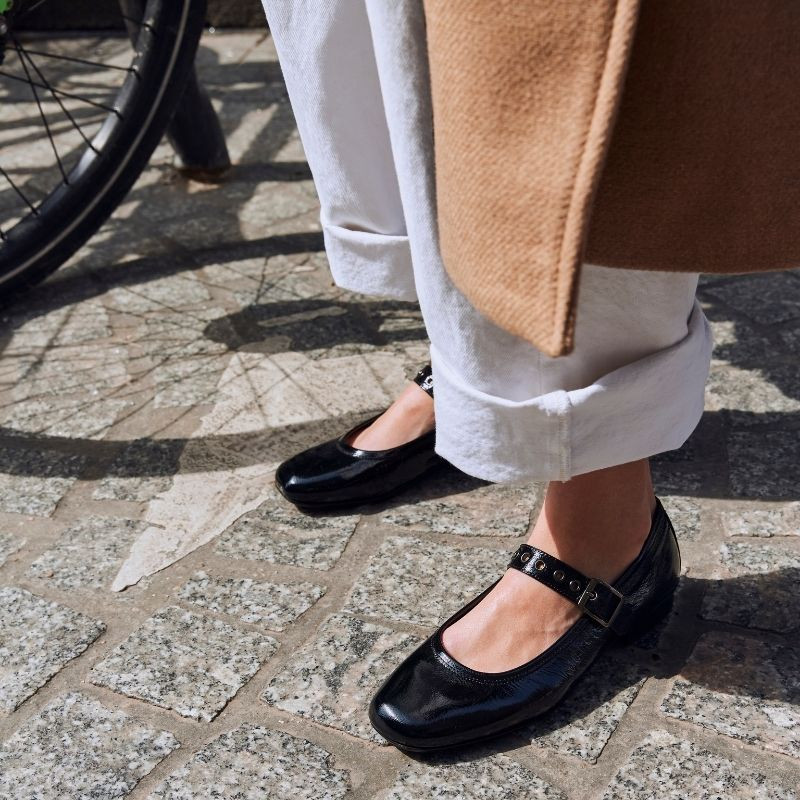 Babies en cuir vernis avec brides à œillets et boucles argentées